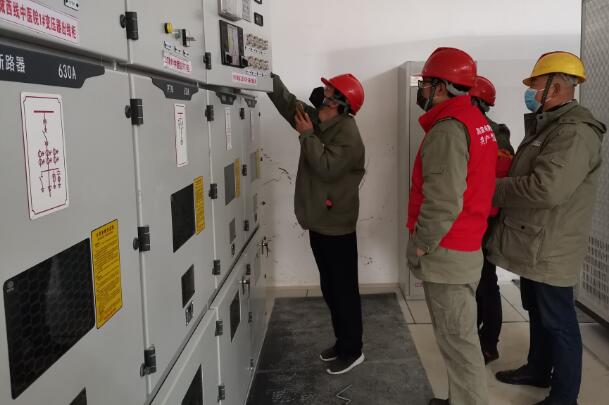 國網(wǎng)英山縣供電：隔離醫(yī)院電工發(fā)燒了!放心，我們頂上!