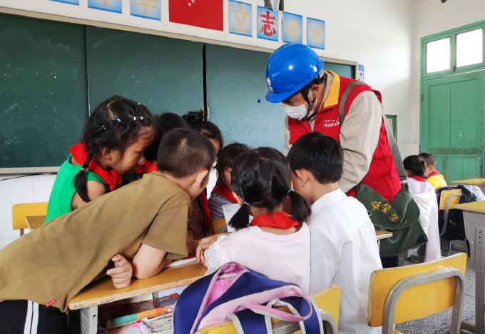 國(guó)網(wǎng)射陽(yáng)供電:電力體檢 助力師生清涼上課