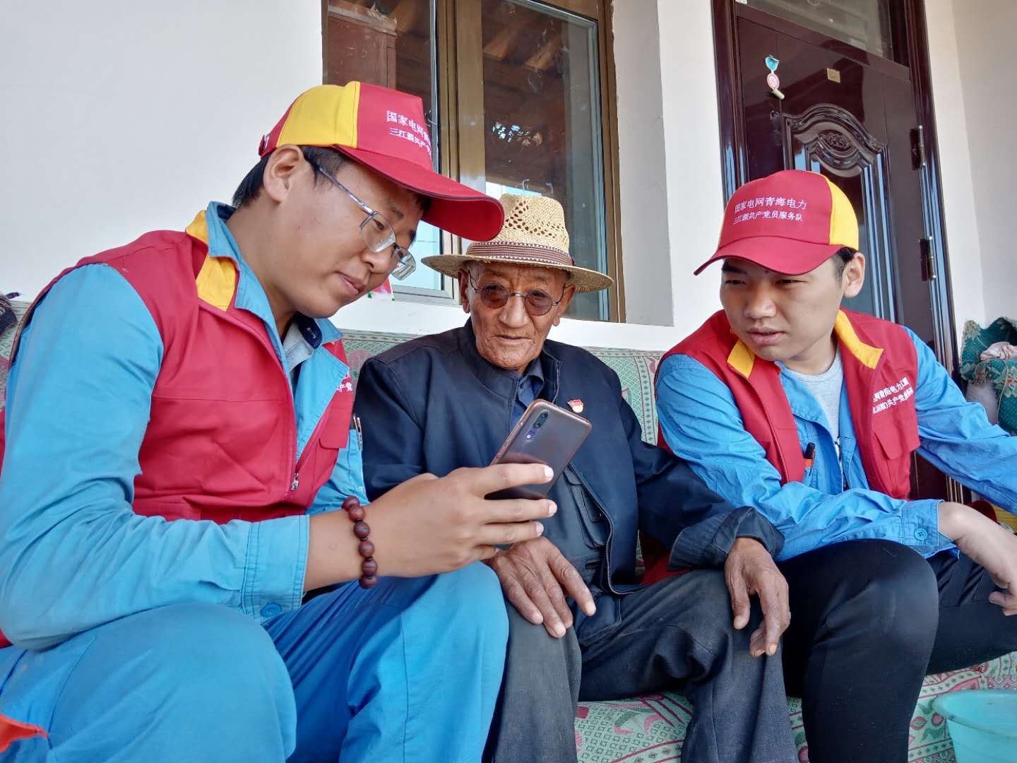 國(guó)網(wǎng)黃化供電公司運(yùn)檢黨支部與尖扎縣來(lái)玉村黨支部開展“扶貧助困、攜手同行”主題黨日活動(dòng)