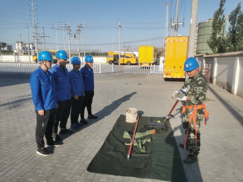 烏海電業(yè)局配電帶電作業(yè)中心：現(xiàn)場(chǎng)培訓(xùn)求實(shí)效，技能素質(zhì)再提升