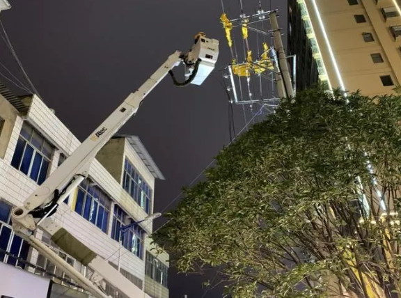 云南電網(wǎng)陸良供電局城區(qū)供電所冬夜搶修，杜絕用電隱患