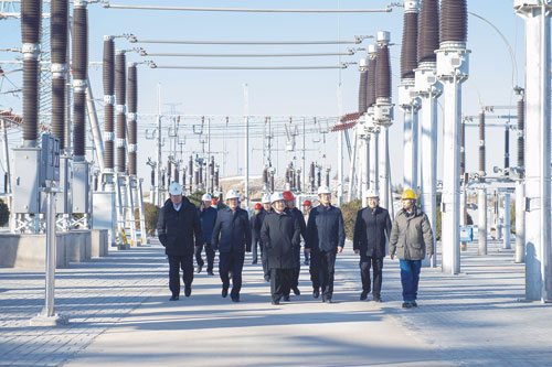 內(nèi)蒙古電力集團(tuán)公司董事長(zhǎng)、黨委書(shū)記賈振國(guó)深入阿拉善電業(yè)局調(diào)研