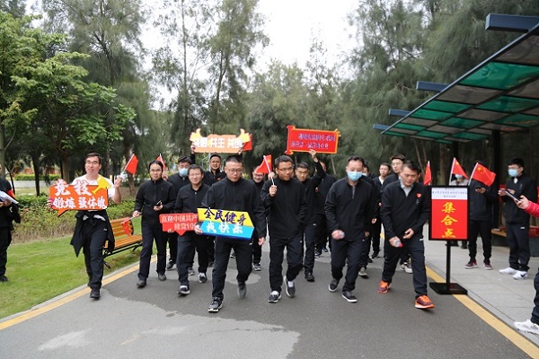 圖為參賽人員聽(tīng)令沖出起跑線(xiàn)