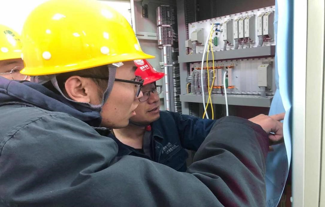 國網(wǎng)平?jīng)龉╇姡荷钊敫脑飕F(xiàn)場，力促青工成長