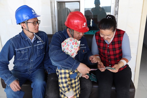 阿拉善電業(yè)局電力宣傳進(jìn)家門(mén)，客戶(hù)服務(wù)零距離