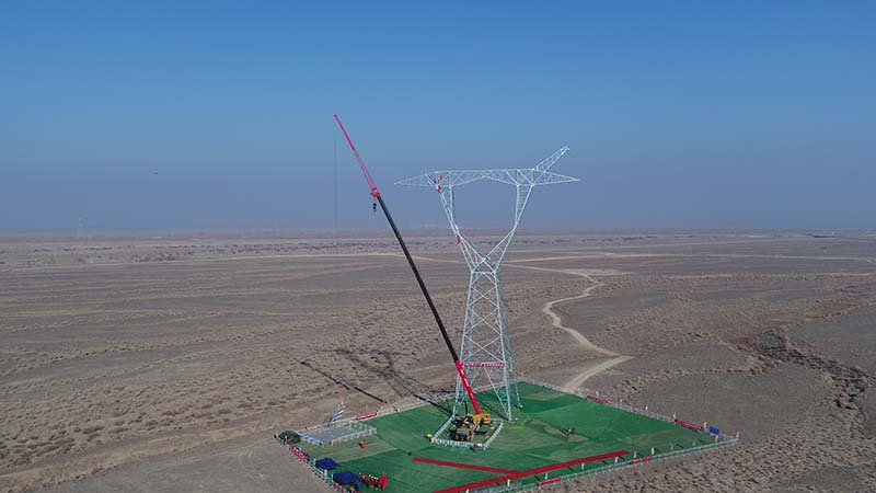 伊犁～博州Ⅱ回750千伏線(xiàn)路工程首基鐵塔組立