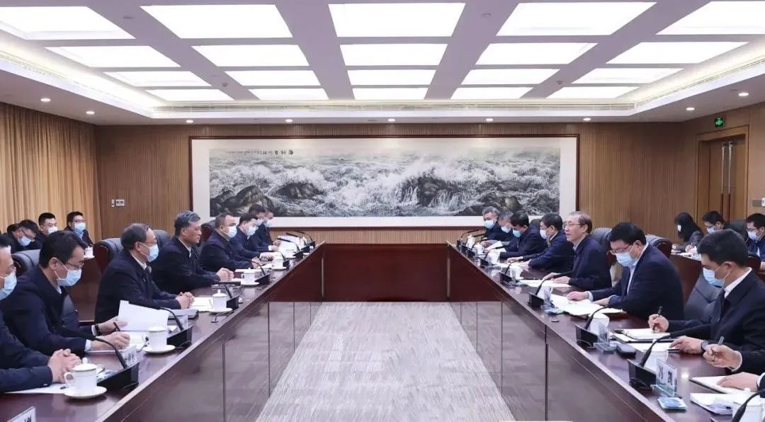 辛保安、張智剛與新疆維吾爾自治區(qū)、新疆生產(chǎn)建設(shè)兵團(tuán)領(lǐng)導(dǎo)會(huì)談