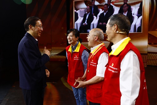 辛保安會(huì)見(jiàn)“時(shí)代楷?！卞X(qián)海軍同志