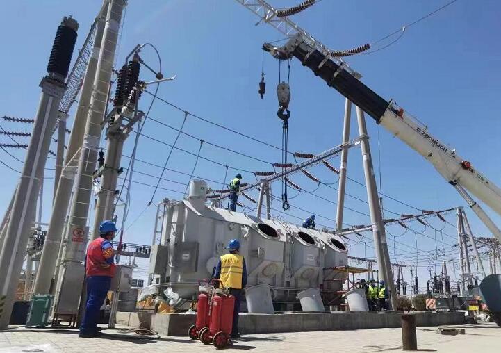 吊罩成功！主變大修工程為“綠色電”保駕護(hù)航