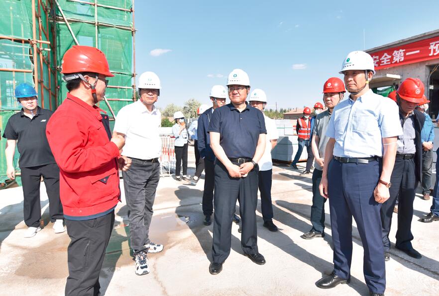 內(nèi)蒙古電力集團(tuán)公司總經(jīng)理、黨委副書記郝智強(qiáng)一行到烏海地區(qū)調(diào)研