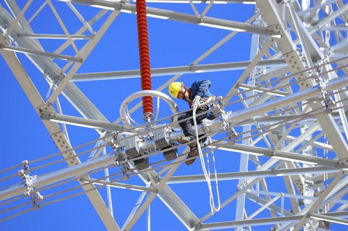 國家電網員工戰(zhàn)高溫保供電穩(wěn)經濟