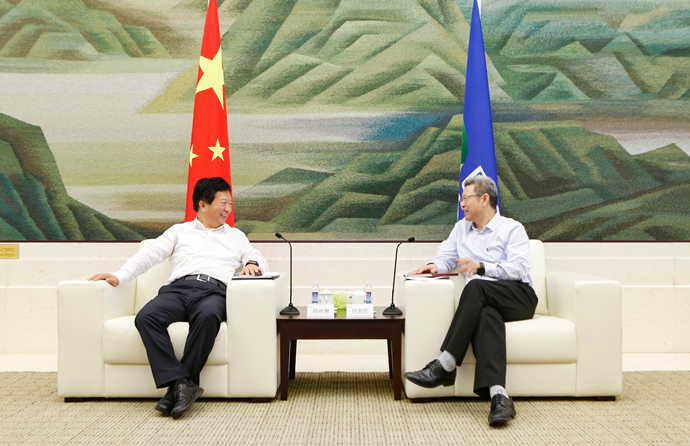 錢智民會(huì)見煙臺(tái)市委副書記、市長(zhǎng)鄭德雁