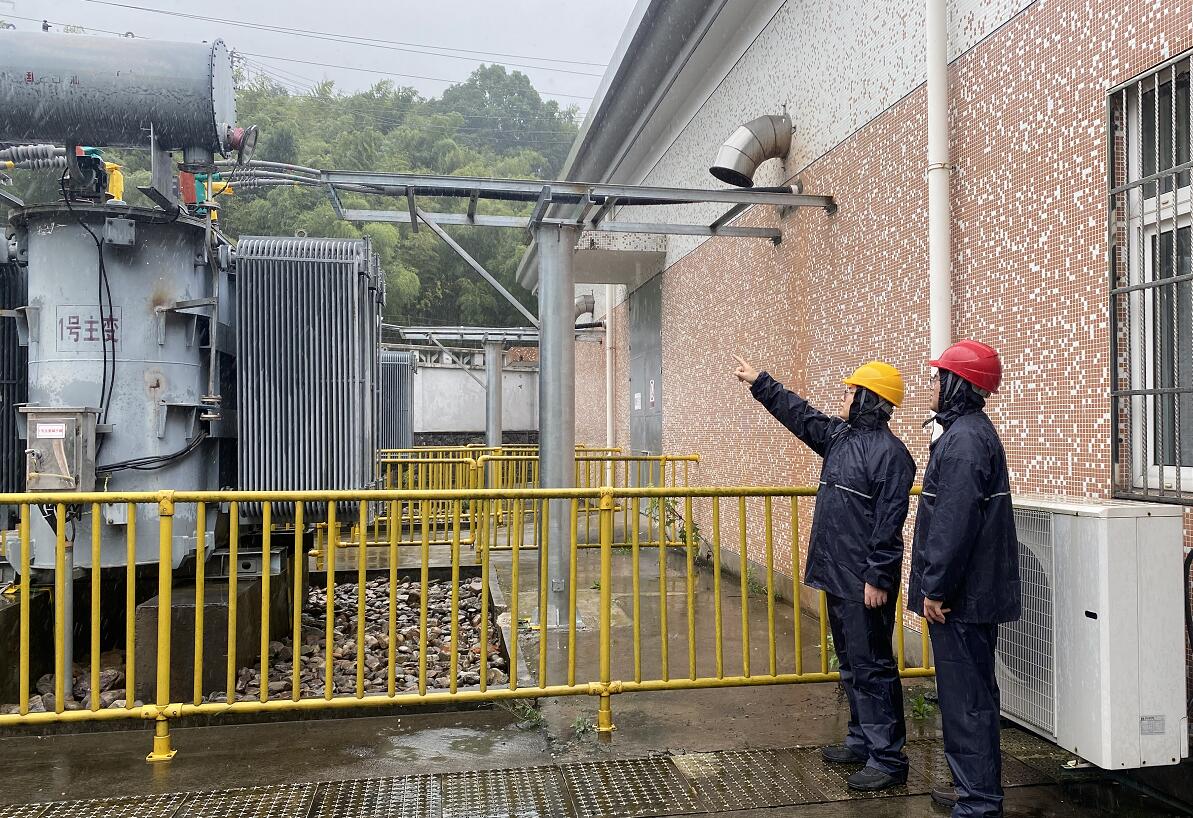 浙江余姚“青年黨員”駐扎四明山區(qū) 保老區(qū)居民臺(tái)風(fēng)天用電無(wú)憂(yōu)