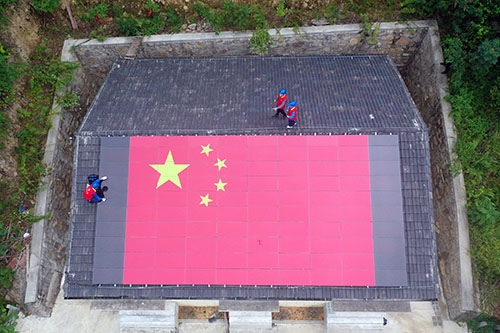 寧波這個(gè)“光伏村”出現(xiàn)巨幅五星紅旗，祝福祖國