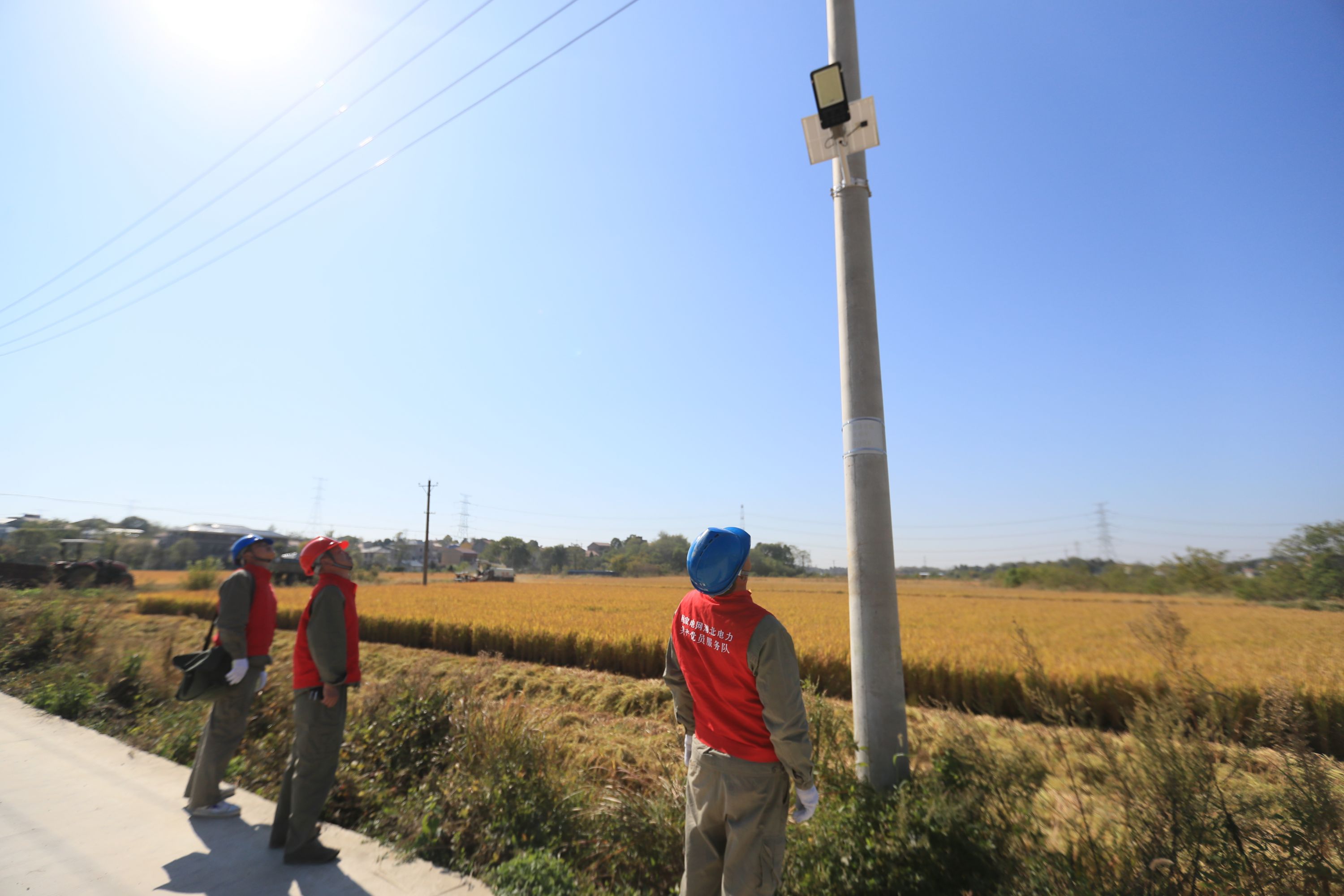 金秋豐收正當(dāng)時，供電部門全力保障農(nóng)戶秋收用電