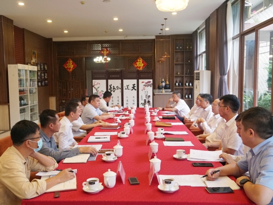 中國電建黨委常委、副總經(jīng)理徐鵬程與海南萬寧市委書記蓋文啟、市長王三防座談