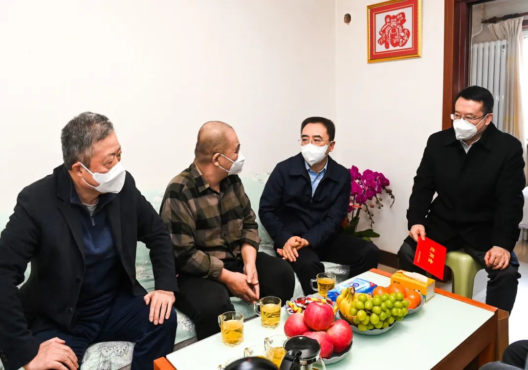 鄒磊、劉明勝走訪慰問退休老領(lǐng)導、勞模遺屬、困難黨員群眾