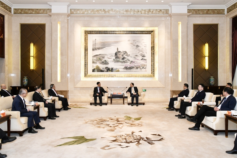 孫洪水與鎮(zhèn)江市委書記馬明龍、市長徐曙海會談