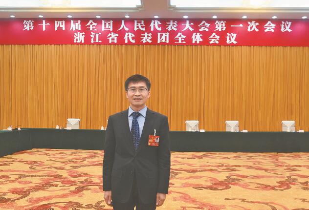 加快能源技術創(chuàng)新 推動成果轉化應用——訪全國人大代表、中國科學院寧波材料技術與工程研究所副所長(主持工作)王立平