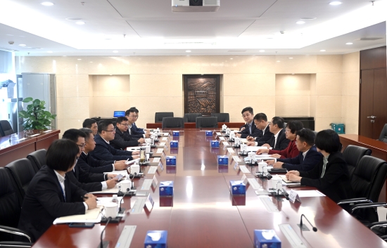 中國電建黨委常委、副總經(jīng)理王小軍與中國華電集團(tuán)黨組成員、副總經(jīng)理李旭紅會談