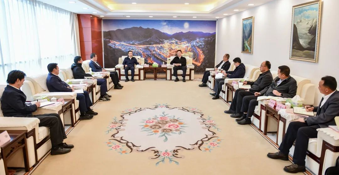 鄒磊與西藏自治區(qū)政府副主席、昌都市委書記龔會(huì)才，昌都市委副書記、市長(zhǎng)羅慶伍會(huì)談