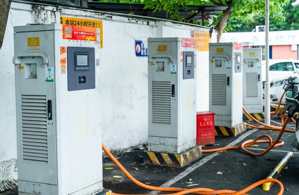 新能源汽車日漸增多，充電樁使用亂象如何管?