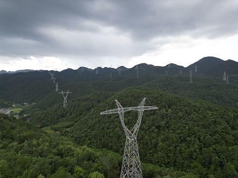 這項(xiàng)工程有新進(jìn)展，全面進(jìn)入架線施工階段