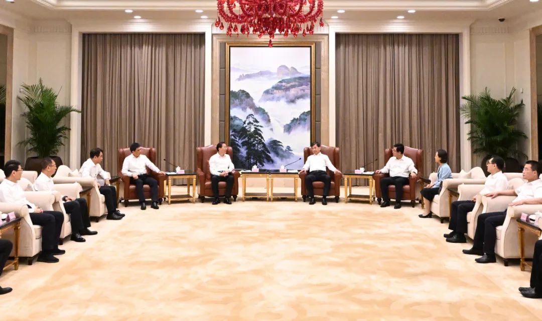 國(guó)家電網(wǎng)公司董事長(zhǎng)、黨組書辛保安與福建省委書記周祖翼、省長(zhǎng)趙龍會(huì)談