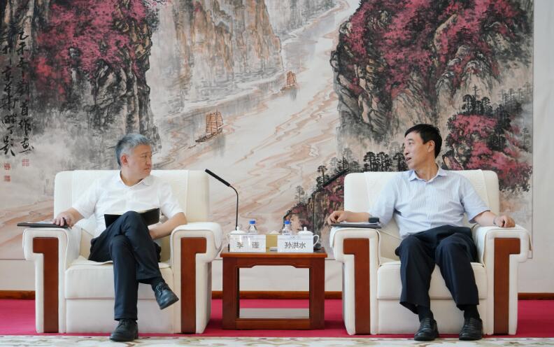 中國能建黨委副書記、總經(jīng)理孫洪水與重慶兩江投資集團黨委書記、董事長李謹(jǐn)會談