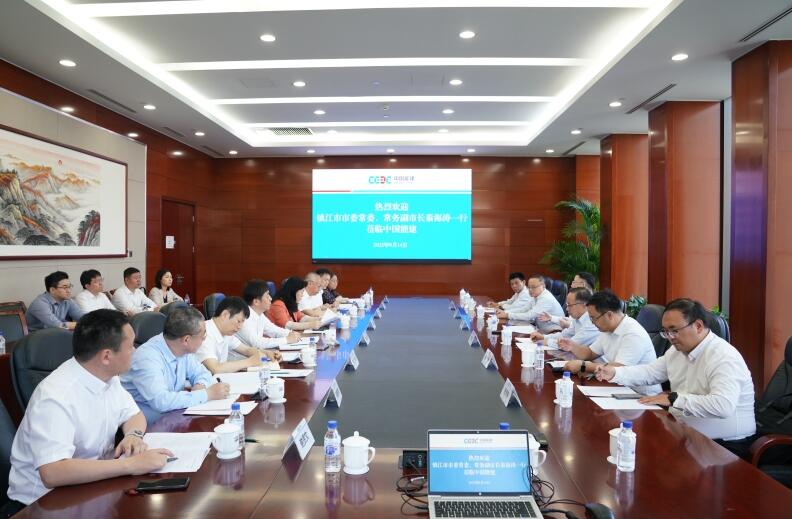 李麗娜與鎮(zhèn)江市委常委、常務(wù)副市長(zhǎng)秦海濤會(huì)談