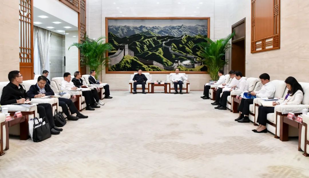 大唐集團(tuán)有限公司黨組書(shū)記、董事長(zhǎng)鄒磊與廣西壯族自治區(qū)國(guó)資委黨委書(shū)記秦如培會(huì)談