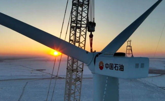 中國(guó)石油在建單體規(guī)模最大集中風(fēng)電項(xiàng)目——昂格55萬千瓦風(fēng)電項(xiàng)目首臺(tái)風(fēng)機(jī)成功吊裝！