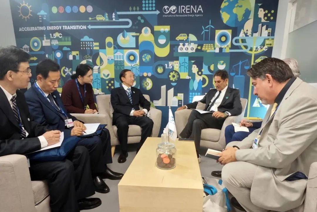 國(guó)家電網(wǎng)董事長(zhǎng)辛保安與國(guó)際可再生能源署總干事卡梅拉、阿布扎比能源局主席阿爾馬拉爾、聯(lián)合國(guó)可持續(xù)發(fā)展解決方案網(wǎng)絡(luò)主席薩克斯會(huì)談