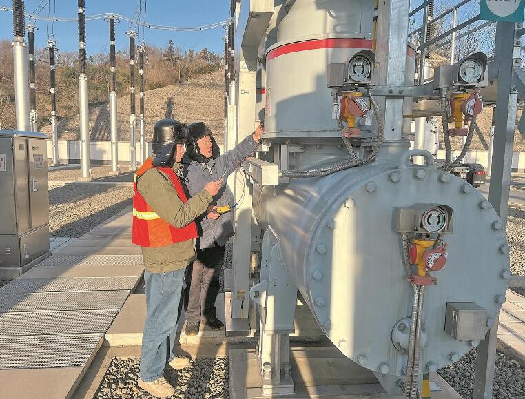 國網(wǎng)安徽超高壓公司度冬保供，帶電檢測主網(wǎng)設(shè)備