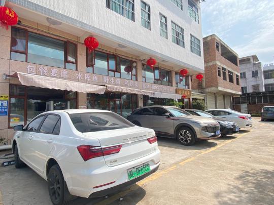 返鄉(xiāng)新能源車主尋覓公用充電樁，鄉(xiāng)村充電補(bǔ)能仍有待解決