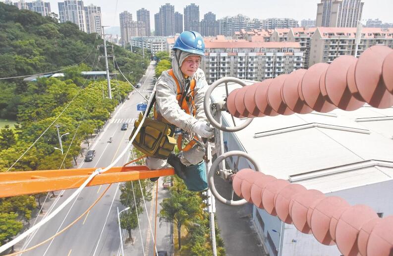 帶電作業(yè)領(lǐng)域的“創(chuàng)新達(dá)人”——記“國(guó)網(wǎng)楷?！瘪T振波