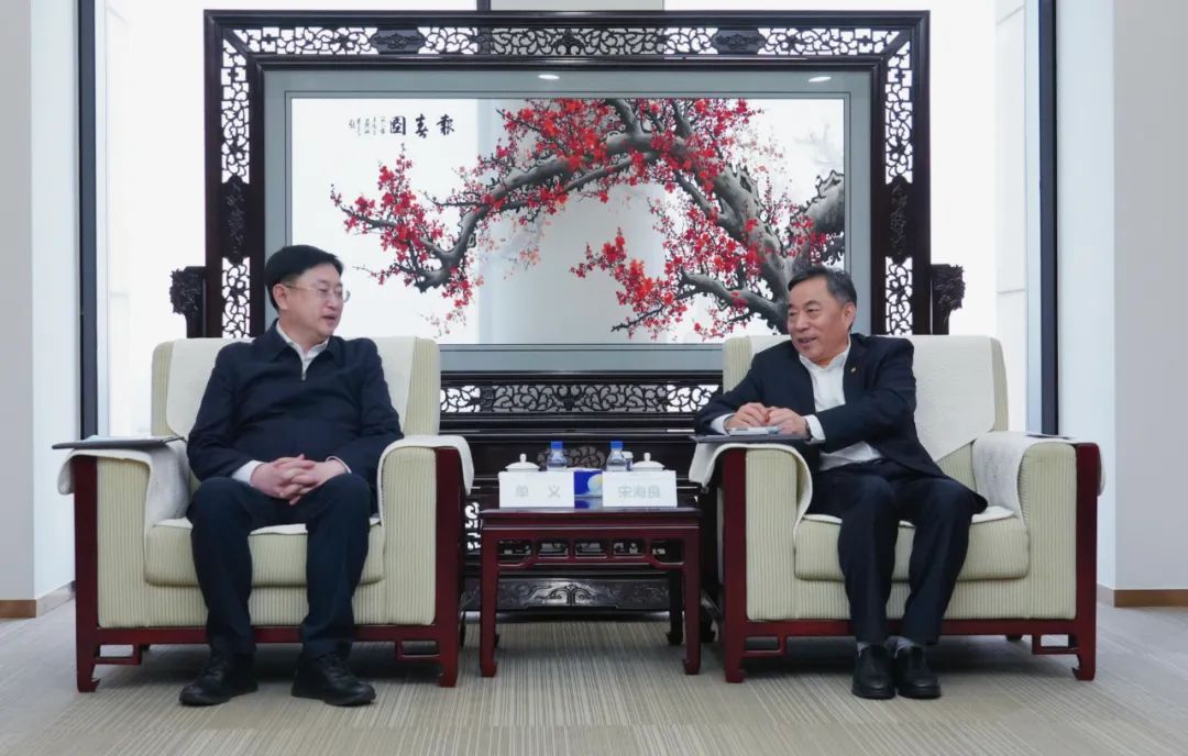 中國(guó)能建黨委書記、董事長(zhǎng)宋海良與遼寧朝陽(yáng)市委書記單義、市長(zhǎng)老顏武會(huì)談