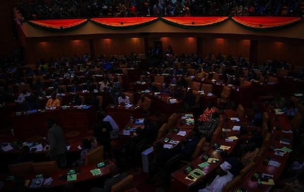 英媒：加納議會欠電費(fèi)，電力公司拉閘打斷國情咨文