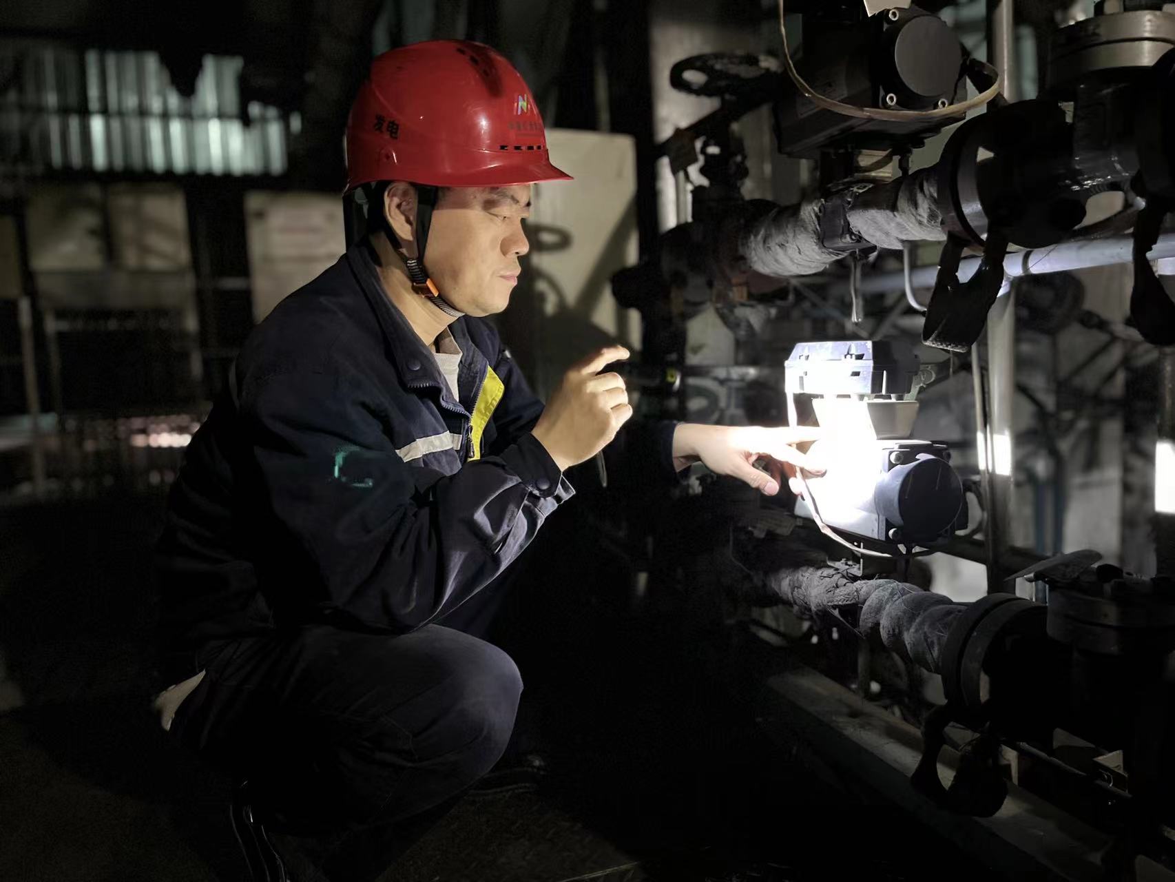 張濤：“只要需要我就一直在，同他們一起，做設備穩(wěn)定的護航人！”