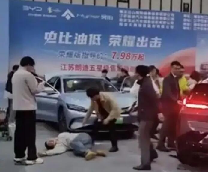 突然啟動(dòng)!參展車撞傷5人，車企最新回應(yīng)