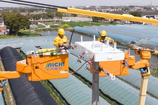 “零感知”帶電作業(yè)，農(nóng)村電網(wǎng)持續(xù)改造升級(jí)