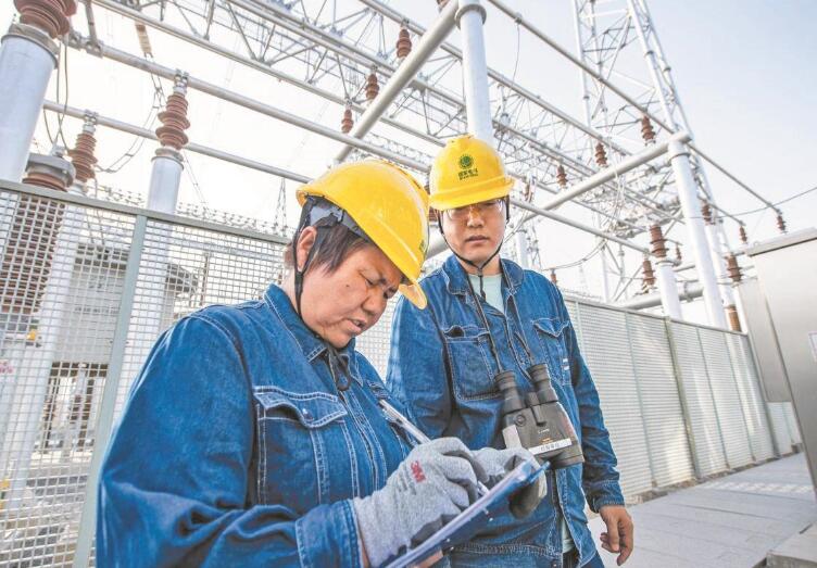 左熱古麗: 行走在戈壁深處的“最美國網(wǎng)人”