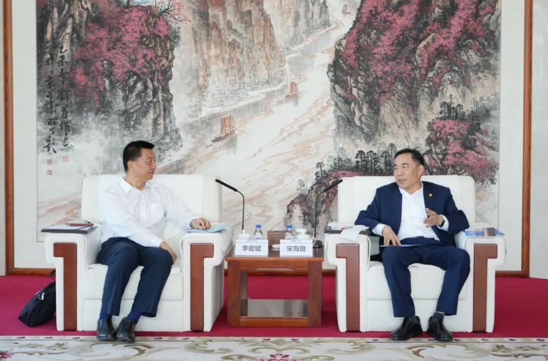 中國能建黨委書記、董事長宋海良與新疆住建廳黨組書記、副廳長李宏斌會談