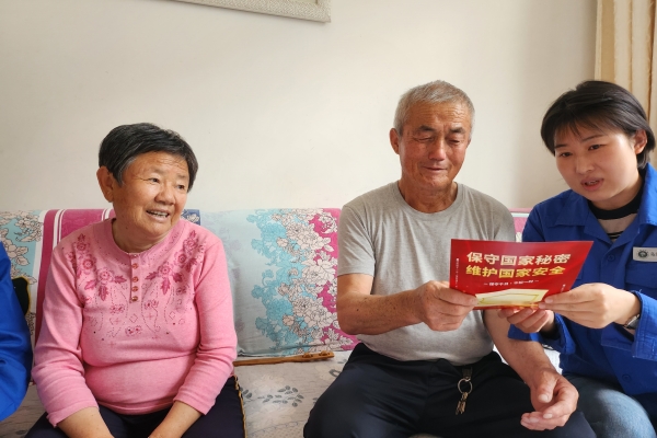 內(nèi)蒙古電力公司烏海千里山供電公司黨支部、工會(huì)、團(tuán)支部（青工委）開展“蒙電愛(ài)心光明行”保密宣傳活動(dòng)