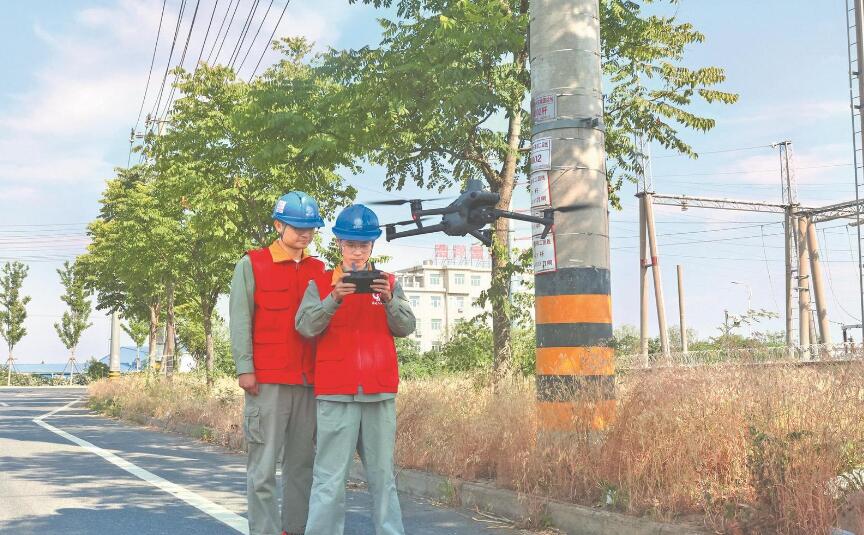 國網(wǎng)云夢縣供電公司國網(wǎng)緊急帶電消除線路缺陷