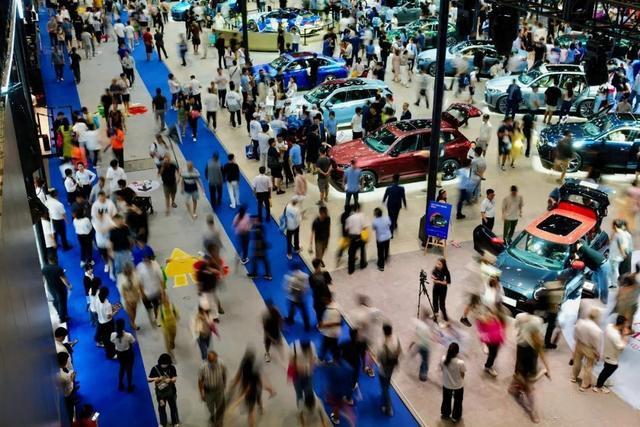 新能源車，熱!燃油車，冷!