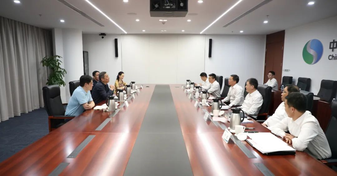 中國電氣裝備李洪鳳董事長、周群總經(jīng)理會見上海市經(jīng)信委副主任戎之勤