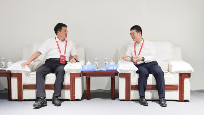 吳云與中國科學(xué)院院士、中國氫能聯(lián)盟戰(zhàn)略指導(dǎo)委員會委員、廈門大學(xué)教授鄭南峰座談