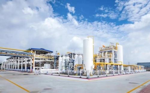 在百年上海龍華機(jī)場變身開展城市更新的上海徐匯西岸地區(qū)，一座傾注綠色低碳技術(shù)的“零碳樓”拔地而起，即將進(jìn)入建筑環(huán)節(jié)中最忙碌、最繁瑣的裝修工程階段。這座“綠色建筑”是東航資產(chǎn)在民航建筑領(lǐng)域的創(chuàng)新探索成果，