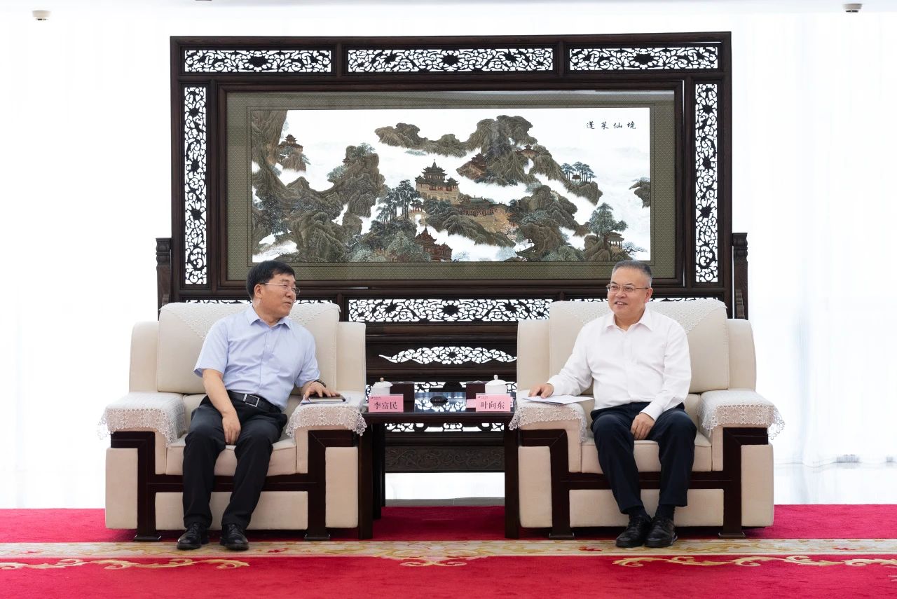 華電集團(tuán)黨組副書(shū)記、總經(jīng)理葉向東與三峽集團(tuán)黨組副書(shū)記、總經(jīng)理李富民舉行會(huì)談